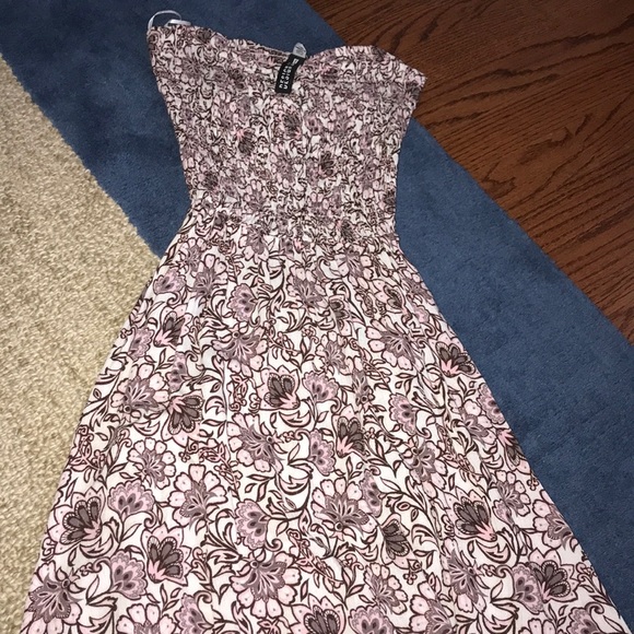 strapless dress with smocked top and open back - Picture 1 of 4